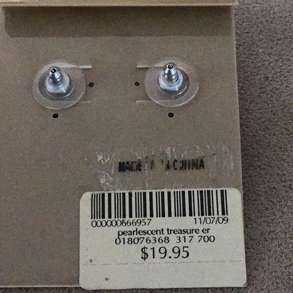 Sale 3 for $20 Coldwater Creek pearl earrings - Picture 2 of 3